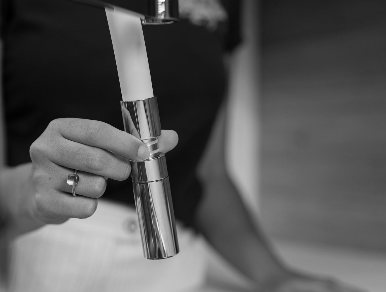 Under Window Kitchen Tap, folding spout to reach 4,5 cm, with 360° swivel spout and 2-jets removable Spray, Matte Black / Yellow