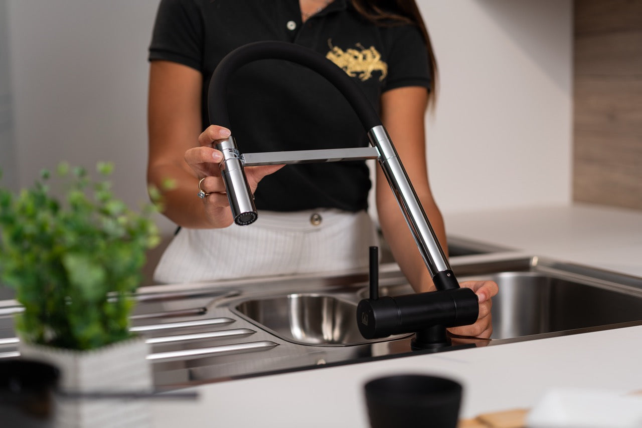 Grifo de Cocina Bajo Ventana, abatible a 6CM, con caño giratorio 360° y ducha 2 chorros amovible, Negro Mate / Cromado