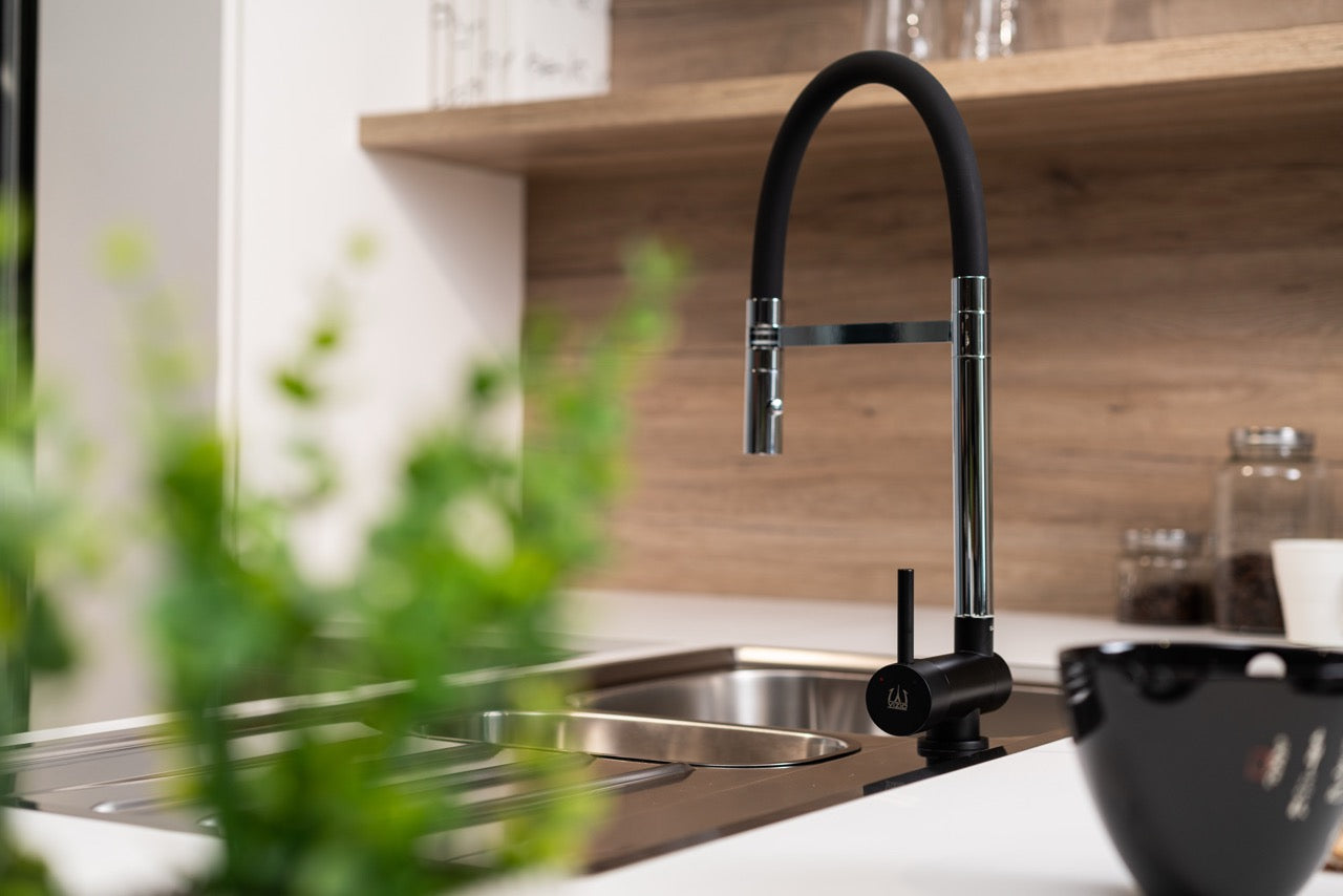 Grifo de Cocina Bajo Ventana, abatible a 6CM, con caño giratorio 360° y ducha 2 chorros amovible, Negro Mate / Cromado